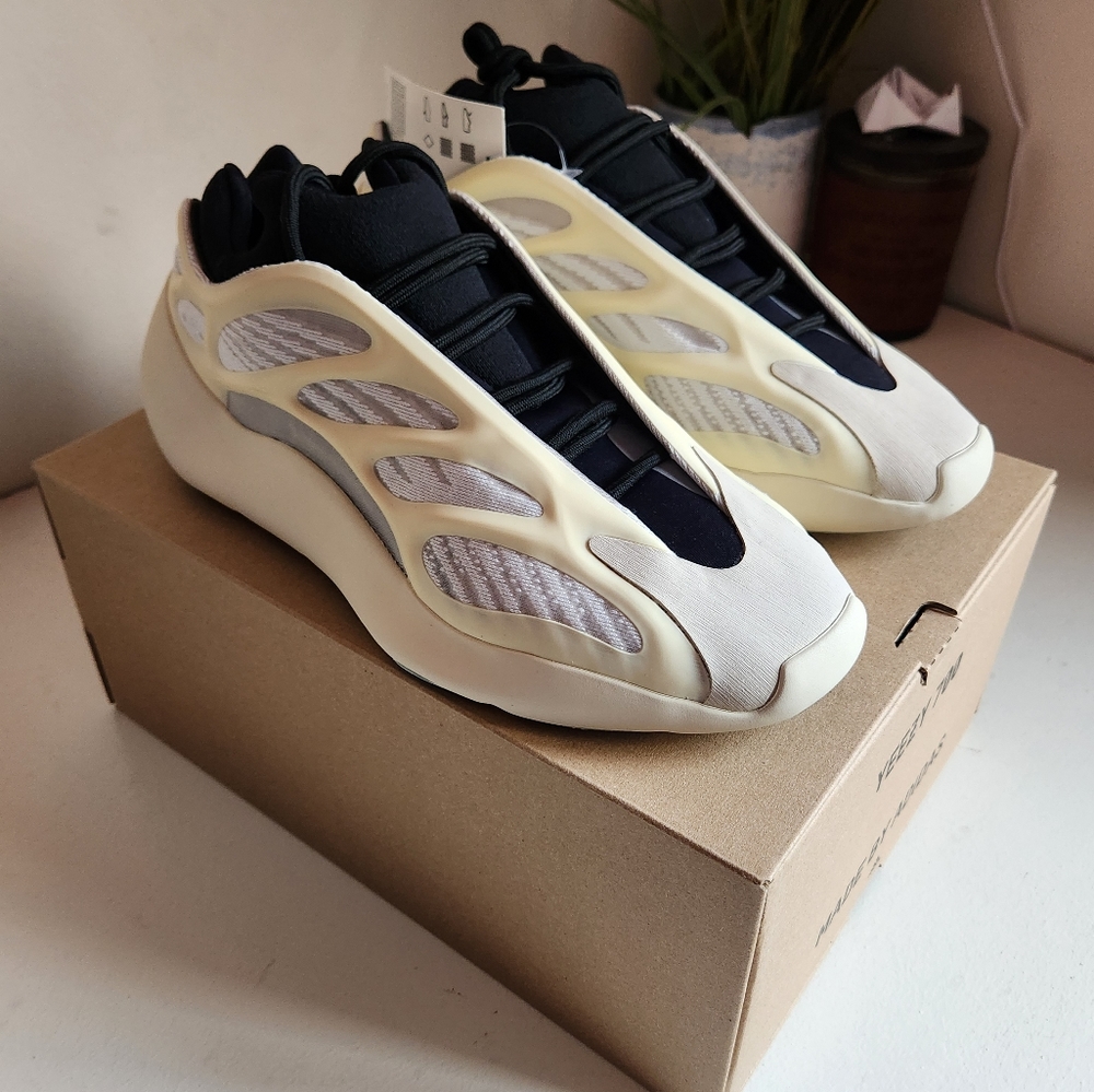 RELIST - Adidas Yeezy Boost 700 V3 Azael White Black Men's Size 9